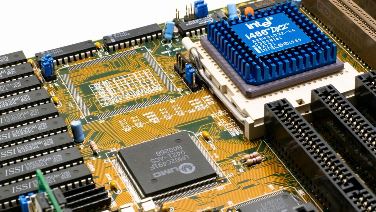 Intel’s Next-Generation 18A-P Chip Process Enters Risk Production, Positioning Foundry for Apple and Major Client Wins